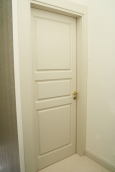 klasikinės medinės baltai dažytos uosio durys